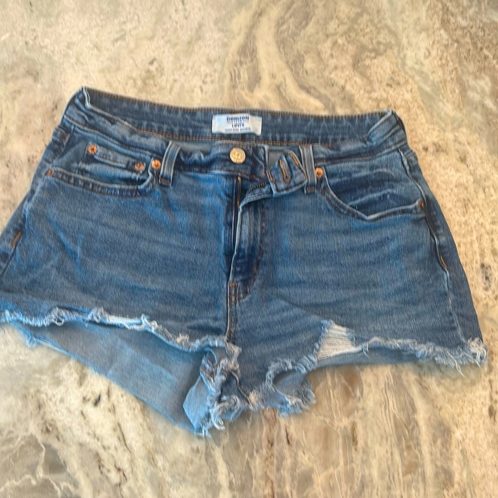 Super cute Denison from Levi’s high-rise shorts
